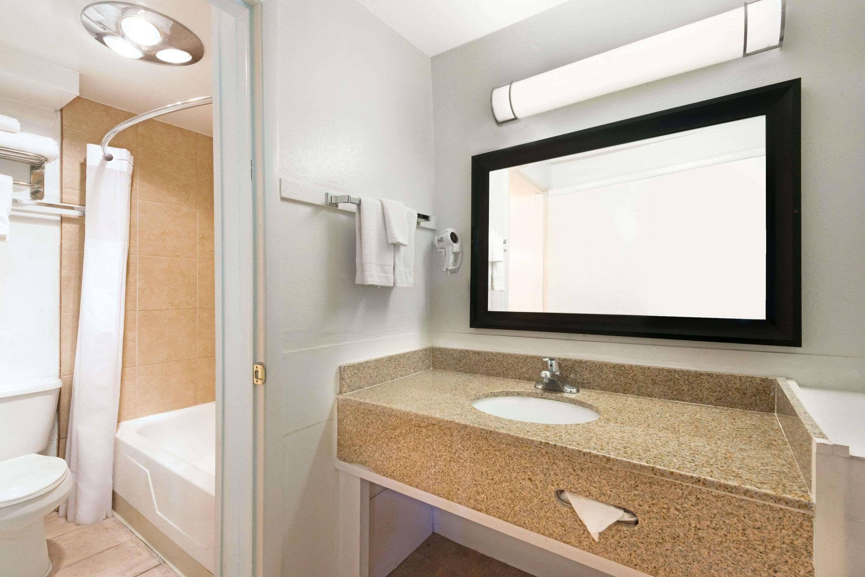 Travelodge By Wyndham Las Vegas Nm Esterno foto
